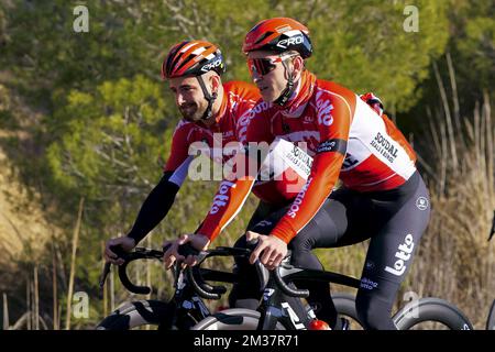 Belgischer Victor Campenaerts von Lotto Soudal und belgischer Jasper De Buyst von Lotto Soudal, dargestellt während eines Trainings am Medientag des belgischen Fahrradteams Lotto Soudal in Altea, Spanien, am Samstag, den 15. Januar 2022, zur Vorbereitung der kommenden Saison. BELGA FOTO JOMA GARCIA Stockfoto
