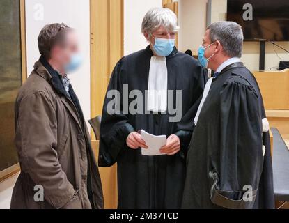 Der Angeklagte Karel B., Wäscher Alex Vanbets und Rechtsanwalt Billy Reynders, fotografiert in einer Vorsitzung für den Ascans-Prozess gegen Karel B. (55), vor dem Assizessionsgericht Limburg in Tongeren am Montag, den 17. Januar 2022. Karel B. wird beschuldigt, seine Frau Annick Haesevoets im april 2016 ermordet zu haben, indem er verschiedene Pillen in ihre Tiramisu-Wüste gemischt hat. BELGA FOTO PINO MISURACA Stockfoto