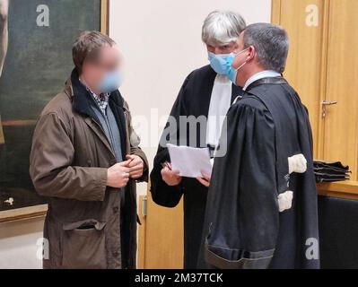 Der Angeklagte Karel B., Wäscher Alex Vanbets und Rechtsanwalt Billy Reynders, fotografiert in einer Vorsitzung für den Ascans-Prozess gegen Karel B. (55), vor dem Assizessionsgericht Limburg in Tongeren am Montag, den 17. Januar 2022. Karel B. wird beschuldigt, seine Frau Annick Haesevoets im april 2016 ermordet zu haben, indem er verschiedene Pillen in ihre Tiramisu-Wüste gemischt hat. BELGA FOTO PINO MISURACA Stockfoto