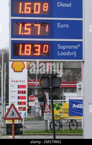 Die Abbildung zeigt die Preise für Diesel und Benzin an einer Tankstelle in Wilrijk, Dienstag, den 18. Januar 2022. BELGA FOTO DIRK WAEM Stockfoto