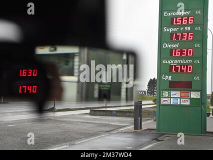 Die Abbildung zeigt die Preise von „Eurosuper, Super, Diesel und Supremium“ an einer Tankstelle in Helecine, Donnerstag, den 20. Januar 2022. BELGA FOTO ERIC LALMAND Stockfoto