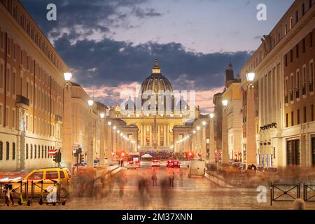 Vatikanstadt mit St. Petersdom in der Abenddämmerung. (Text zur Basilika übersetzt zu: "Zu Ehren des Prinzen der Apostel, Paul V., Borghese, Roman, Po Stockfoto