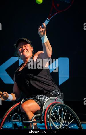 Dutch Aniek Van Koot (WTA 3) in Aktion während eines Rollstuhl-Tennisspiels zwischen dem südafrikanischen Montjane und Dutch Van Koot beim „Australian Open“ Grand Slam Tennis Turnier, Dienstag, den 25. Januar 2022 in Melbourne, Australien. Die 2022. Ausgabe des Australian Grand Slam findet vom 17.. Januar bis 30.. Januar statt. BELGA FOTO PATRICK HAMILTON Stockfoto