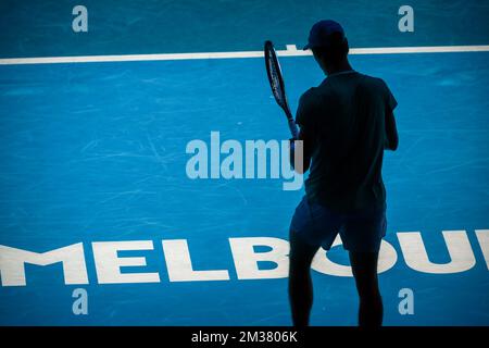 Kanadischer Denis Shapovalov wurde während eines Viertelfinalspiels zwischen spanischer Nadal und kanadischer Shapovalov beim Grand-Slam-Tennisturnier „Australian Open“ am Dienstag, den 25. Januar 2022 in Melbourne, Australien, gezeigt. Die 2022. Ausgabe des Australian Grand Slam findet vom 17.. Januar bis 30.. Januar statt. BELGA FOTO PATRICK HAMILTON Stockfoto