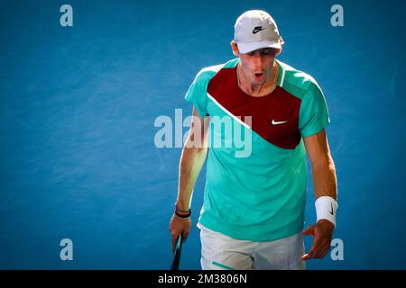 Canadian Denis Shapovalov sieht während eines Viertelfinalspiels zwischen Spanish Nadal und Canadian Shapovalov beim „Australian Open“ Grand Slam Tennis Turnier am Dienstag, den 25. Januar 2022 in Melbourne, Australien, deprimiert aus. Die 2022. Ausgabe des Australian Grand Slam findet vom 17.. Januar bis 30.. Januar statt. BELGA FOTO PATRICK HAMILTON Stockfoto