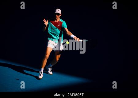Kanadischer Denis Shapovalov in Aktion während eines Viertelfinalspiels zwischen spanischer Nadal und kanadischer Shapovalov beim „Australian Open“ Grand Slam Tennis Turnier am Dienstag, den 25. Januar 2022 in Melbourne, Australien. Die 2022. Ausgabe des Australian Grand Slam findet vom 17.. Januar bis 30.. Januar statt. BELGA FOTO PATRICK HAMILTON Stockfoto