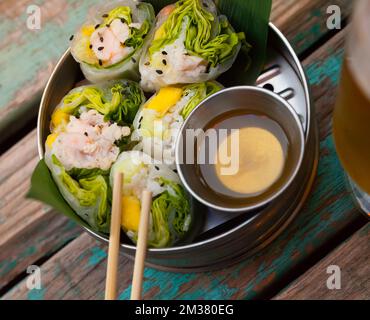 Ceviche-Rollen aus weißem Fisch mit Reispapier im vietnamesischen Stil Stockfoto