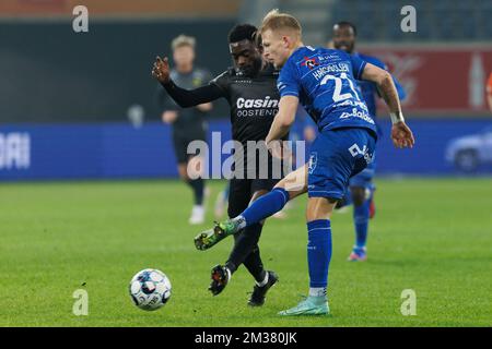 David Atanga von Oostende und Andreas Hanche Olsen von Gent kämpfen um den Ball während eines Fußballspiels zwischen KAA Gent und KV Oostende am Dienstag, den 25. Januar 2022 in Gent, am 24. Tag der ersten Division der belgischen Meisterschaft „Jupiler Pro League“. BELGA FOTO KURT DESPLENTER Stockfoto