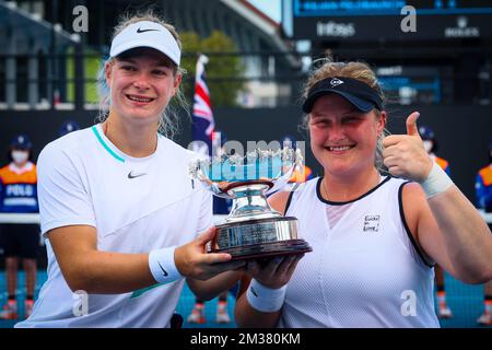 Dutch Diede De Groot (WTA1) und Dutch Aniek Van Koot (WTA3) posieren für den Fotografen, nachdem sie beim Grand-Slam-Tennisturnier „Australian Open“ das Finale der Rollstuhldoppelspiele für Frauen gewonnen haben, bei denen das holländische Paar De Groot//Van Koot und das japanische/britische Paar Kamiji/Shuker vertreten sind. Mittwoch, 26. Januar 2022 in Melbourne Park, Melbourne, Australien. Die 2022. Ausgabe des Australian Grand Slam findet vom 17.. Januar bis 30.. Januar statt. BELGA FOTO PATRICK HAMILTON Stockfoto