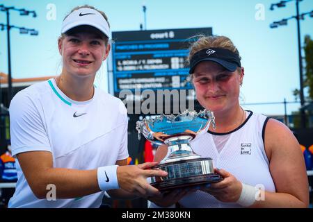 Dutch Diede De Groot (WTA1) und Dutch Aniek Van Koot (WTA3) posieren für den Fotografen, nachdem sie beim Grand-Slam-Tennisturnier „Australian Open“ das Finale der Rollstuhldoppelspiele für Frauen gewonnen haben, bei denen das holländische Paar De Groot//Van Koot und das japanische/britische Paar Kamiji/Shuker vertreten sind. Mittwoch, 26. Januar 2022 in Melbourne Park, Melbourne, Australien. Die 2022. Ausgabe des Australian Grand Slam findet vom 17.. Januar bis 30.. Januar statt. BELGA FOTO PATRICK HAMILTON Stockfoto