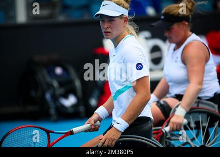 Dutch Diede De Groot (WTA1) und Dutch Aniek Van Koot (WTA3), die während des Finales der Rollstuhldoppelspiele für Frauen zwischen dem niederländischen Paar De Groot//Van Koot und dem japanischen/britischen Paar Kamiji/Shuker beim Grand-Slam-Tennisturnier der Australian Open in Aktion gezeigt wurden; Mittwoch, 26. Januar 2022 in Melbourne Park, Melbourne, Australien. Die 2022. Ausgabe des Australian Grand Slam findet vom 17.. Januar bis 30.. Januar statt. BELGA FOTO PATRICK HAMILTON Stockfoto