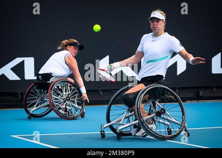 Dutch Diede De Groot (WTA1) und Dutch Aniek Van Koot (WTA3), die während des Finales der Rollstuhldoppelspiele für Frauen zwischen dem niederländischen Paar De Groot//Van Koot und dem japanischen/britischen Paar Kamiji/Shuker beim Grand-Slam-Tennisturnier der Australian Open in Aktion gezeigt wurden; Mittwoch, 26. Januar 2022 in Melbourne Park, Melbourne, Australien. Die 2022. Ausgabe des Australian Grand Slam findet vom 17.. Januar bis 30.. Januar statt. BELGA FOTO PATRICK HAMILTON Stockfoto