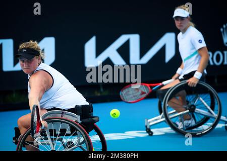 Dutch Diede De Groot (WTA1) und Dutch Aniek Van Koot (WTA3), die während des Finales der Rollstuhldoppelspiele für Frauen zwischen dem niederländischen Paar De Groot//Van Koot und dem japanischen/britischen Paar Kamiji/Shuker beim Grand-Slam-Tennisturnier der Australian Open in Aktion gezeigt wurden; Mittwoch, 26. Januar 2022 in Melbourne Park, Melbourne, Australien. Die 2022. Ausgabe des Australian Grand Slam findet vom 17.. Januar bis 30.. Januar statt. BELGA FOTO PATRICK HAMILTON Stockfoto