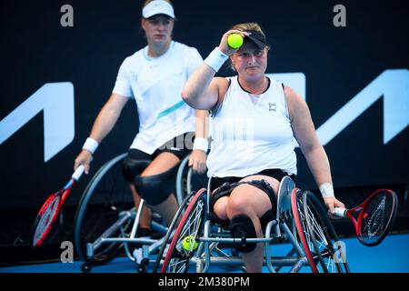 Dutch Diede De Groot (WTA1) und Dutch Aniek Van Koot (WTA3), die während des Finales der Rollstuhldoppelspiele für Frauen zwischen dem niederländischen Paar De Groot//Van Koot und dem japanischen/britischen Paar Kamiji/Shuker beim Grand-Slam-Tennisturnier der Australian Open in Aktion gezeigt wurden; Mittwoch, 26. Januar 2022 in Melbourne Park, Melbourne, Australien. Die 2022. Ausgabe des Australian Grand Slam findet vom 17.. Januar bis 30.. Januar statt. BELGA FOTO PATRICK HAMILTON Stockfoto