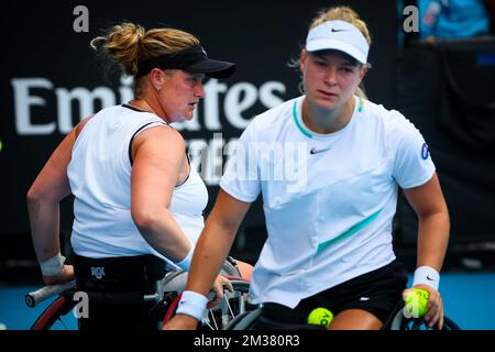 Dutch Diede De Groot (WTA1) und Dutch Aniek Van Koot (WTA3), die während des Finales der Rollstuhldoppelspiele für Frauen zwischen dem niederländischen Paar De Groot//Van Koot und dem japanischen/britischen Paar Kamiji/Shuker beim Grand-Slam-Tennisturnier der Australian Open in Aktion gezeigt wurden; Mittwoch, 26. Januar 2022 in Melbourne Park, Melbourne, Australien. Die 2022. Ausgabe des Australian Grand Slam findet vom 17.. Januar bis 30.. Januar statt. BELGA FOTO PATRICK HAMILTON Stockfoto