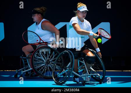 Dutch Diede De Groot (WTA1) und Dutch Aniek Van Koot (WTA3), die während des Finales der Rollstuhldoppelspiele für Frauen zwischen dem niederländischen Paar De Groot//Van Koot und dem japanischen/britischen Paar Kamiji/Shuker beim Grand-Slam-Tennisturnier der Australian Open in Aktion gezeigt wurden; Mittwoch, 26. Januar 2022 in Melbourne Park, Melbourne, Australien. Die 2022. Ausgabe des Australian Grand Slam findet vom 17.. Januar bis 30.. Januar statt. BELGA FOTO PATRICK HAMILTON Stockfoto