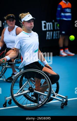 Dutch Diede De Groot (WTA1) und Dutch Aniek Van Koot (WTA3), die während des Finales der Rollstuhldoppelspiele für Frauen zwischen dem niederländischen Paar De Groot//Van Koot und dem japanischen/britischen Paar Kamiji/Shuker beim Grand-Slam-Tennisturnier der Australian Open in Aktion gezeigt wurden; Mittwoch, 26. Januar 2022 in Melbourne Park, Melbourne, Australien. Die 2022. Ausgabe des Australian Grand Slam findet vom 17.. Januar bis 30.. Januar statt. BELGA FOTO PATRICK HAMILTON Stockfoto