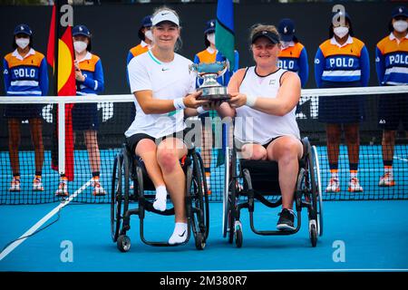 Dutch Diede De Groot (WTA1) und Dutch Aniek Van Koot (WTA3) feiern das Finale der Rollstuhldoppelspiele für Frauen zwischen dem niederländischen Paar De Groot//Van Koot und dem japanischen/britischen Paar Kamiji/Shuker beim Grand-Slam-Tennisturnier „Australian Open“ am Mittwoch, den 26. Januar 2022 im Melbourne Park. Melbourne, Australien. Die 2022. Ausgabe des Australian Grand Slam findet vom 17.. Januar bis 30.. Januar statt. BELGA FOTO PATRICK HAMILTON Stockfoto