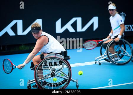 Dutch Diede De Groot (WTA1) und Dutch Aniek Van Koot (WTA3), die während des Finales der Rollstuhldoppelspiele für Frauen zwischen dem niederländischen Paar De Groot//Van Koot und dem japanischen/britischen Paar Kamiji/Shuker beim Grand-Slam-Tennisturnier der Australian Open in Aktion gezeigt wurden; Mittwoch, 26. Januar 2022 in Melbourne Park, Melbourne, Australien. Die 2022. Ausgabe des Australian Grand Slam findet vom 17.. Januar bis 30.. Januar statt. BELGA FOTO PATRICK HAMILTON Stockfoto