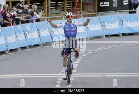 Der belgische Remco Evenepoel von Quick-Step Alpha Vinyl feiert, dass er die Ziellinie überquert und am Mittwoch, den 02. Februar 2022, die erste Etappe der „Volta a la Comunitat Valenciana“-Radtour durch Valencia in Spanien von Les Alqueries nach Torralba del Pinar gewinnt. Die Tour findet vom 2.. Bis zum 6.. Februar statt. BELGA FOTO JUAN CARLOS CARDENAS Stockfoto