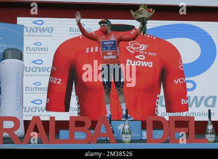 Der belgische Remco Evenepoel von Quick-Step Alpha Vinyl mit dem roten Trikot feiert auf dem Podium, nachdem er die erste Stufe der „Volta a la Comunitat Valenciana“ Tour durch Valencia am Mittwoch, den 02. Februar 2022, von Les Alqueries nach Torralba del Pinar gewonnen hat. Die Tour findet vom 2.. Bis zum 6.. Februar statt. BELGA FOTO JUAN CARLOS CARDENAS Stockfoto