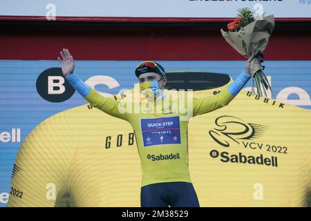 Der belgische Remco Evenepoel von Quick-Step Alpha Vinyl mit dem gelben Trikot feiert auf dem Podium, nachdem er am Mittwoch, den 02. Februar 2022, die erste Etappe der „Volta a la Comunitat Valenciana“ Tour durch Valencia von Les Alqueries nach Torralba del Pinar gewonnen hat. Die Tour findet vom 2.. Bis zum 6.. Februar statt. BELGA FOTO JUAN CARLOS CARDENAS Stockfoto