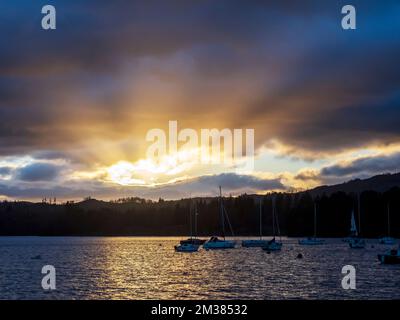 Sonnenaufgang über dem Lake Windermere in Ambleside, Lake District, Großbritannien. Stockfoto