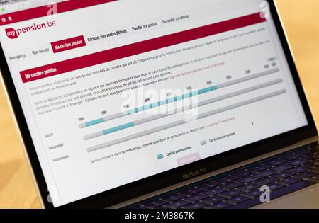 Abbildung zeigt die französische Version der Website „mypension.be“ in Edingen - Enghien, Freitag, 04. Februar 2022. Der Ministerrat stellt 34 Millionen Euro für verschiedene Digitalisierungsprojekte für die Anwendung mypension.be zur Verfügung. mypension.be ist das Online-Portal, über das Sie Ihre Rentenakte genau verfolgen können. Es ist eines der am weitesten verbreiteten staatlichen Tools. Fast 2,5 Millionen Menschen nutzten es letztes Jahr. Mit den neuen Projekten, die vom Bundespensionsamt und dem RIZIV/INAMI durchgeführt werden, wird unter anderem sichergestellt, dass ausländische Renten nach dem Mypensionsverfahren integriert werden. Stockfoto