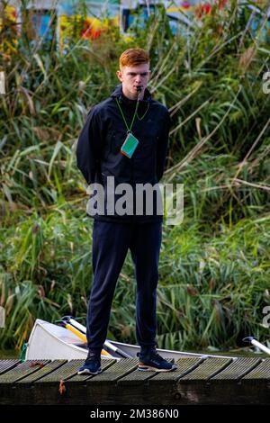 Ein vertikales Bild eines jungen Schiedsrichters, der an einem Dock bei der Kanu-Polo-Meisterschaft in Den Haag steht Stockfoto