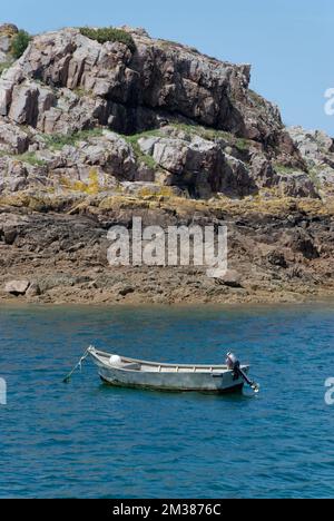 Kleines verlassenes Fischerboot, das im Meer schwimmt Stockfoto