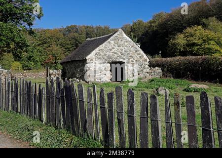 CAE Adda Byre und Feld mit Schieferzaun, Saint Fagans Museum, Oktober/November 2022. Stockfoto