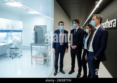 Thibault Jonckheere, CEO von Exothera, Staatssekretär für Wissenschaftspolitik Thomas Dermine, Minister für Entwicklungszusammenarbeit Meryame Kitir und Premierminister Alexander De Croo, bildeten das Foto bei einem Besuch des Herstellers von Exothera-Virusvektoren, einer Tochtergesellschaft von Univercells, am Montag, den 07. Februar 2022 in Jumet. Die Virusvektoren werden von Gentherapie- und Impfstofffirmen verwendet. BELGA FOTOPOOL STEPHANIE LECOCQ Stockfoto