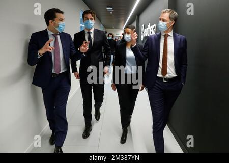 Thibault Jonckheere, CEO von Exothera, Staatssekretär für Wissenschaftspolitik Thomas Dermine, Minister für Entwicklungszusammenarbeit Meryame Kitir und Premierminister Alexander De Croo, bildeten das Foto bei einem Besuch des Herstellers von Exothera-Virusvektoren, einer Tochtergesellschaft von Univercells, am Montag, den 07. Februar 2022 in Jumet. Die Virusvektoren werden von Gentherapie- und Impfstofffirmen verwendet. BELGA FOTOPOOL STEPHANIE LECOCQ Stockfoto