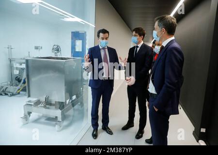 Thibault Jonckheere, CEO von Exothera, Staatssekretär für Wissenschaftspolitik Thomas Dermine, Minister für Entwicklungszusammenarbeit Meryame Kitir und Premierminister Alexander De Croo, bildeten das Foto bei einem Besuch des Herstellers von Exothera-Virusvektoren, einer Tochtergesellschaft von Univercells, am Montag, den 07. Februar 2022 in Jumet. Die Virusvektoren werden von Gentherapie- und Impfstofffirmen verwendet. BELGA FOTOPOOL STEPHANIE LECOCQ Stockfoto