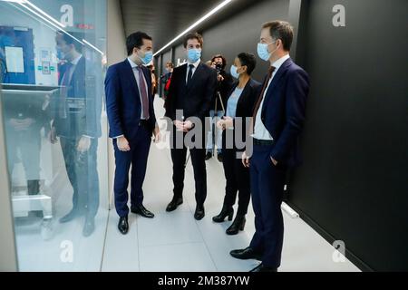 Thibault Jonckheere, CEO von Exothera, Staatssekretär für Wissenschaftspolitik Thomas Dermine, Minister für Entwicklungszusammenarbeit Meryame Kitir und Premierminister Alexander De Croo, bildeten das Foto bei einem Besuch des Herstellers von Exothera-Virusvektoren, einer Tochtergesellschaft von Univercells, am Montag, den 07. Februar 2022 in Jumet. Die Virusvektoren werden von Gentherapie- und Impfstofffirmen verwendet. BELGA FOTOPOOL STEPHANIE LECOCQ Stockfoto