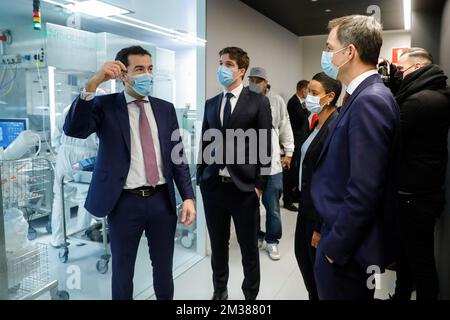 Thibault Jonckheere, CEO von Exothera, Staatssekretär für Wissenschaftspolitik Thomas Dermine, Minister für Entwicklungszusammenarbeit Meryame Kitir und Premierminister Alexander De Croo, bildeten das Foto bei einem Besuch des Herstellers von Exothera-Virusvektoren, einer Tochtergesellschaft von Univercells, am Montag, den 07. Februar 2022 in Jumet. Die Virusvektoren werden von Gentherapie- und Impfstofffirmen verwendet. BELGA FOTOPOOL STEPHANIE LECOCQ Stockfoto