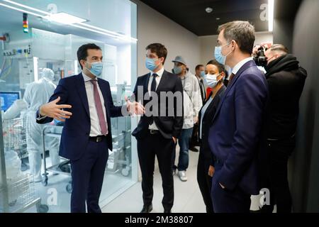 Thibault Jonckheere, CEO von Exothera, Staatssekretär für Wissenschaftspolitik Thomas Dermine, Minister für Entwicklungszusammenarbeit Meryame Kitir und Premierminister Alexander De Croo, bildeten das Foto bei einem Besuch des Herstellers von Exothera-Virusvektoren, einer Tochtergesellschaft von Univercells, am Montag, den 07. Februar 2022 in Jumet. Die Virusvektoren werden von Gentherapie- und Impfstofffirmen verwendet. BELGA FOTOPOOL STEPHANIE LECOCQ Stockfoto