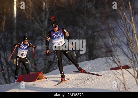 Der belgische Biathlet Thierry langer und der belgische Biathlet Florent Claude wurden während des 20 km langen Biathlon-Rennens der Männer im National Biathlon Center in Zhangjiakou, bei den Olympischen Winterspielen 2022 in Peking, China, Dienstag, den 08. Februar 2022, in Aktion dargestellt. Die Olympischen Winterspiele finden vom 4. Februar bis zum 20. Februar 2022 statt. BELGA FOTO LAURIE DIEFFEMBACQ Stockfoto