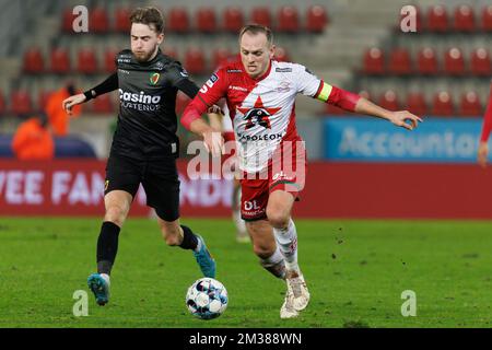 Robbie D'Haese von Oostende und Laurens De Bock von Essevee kämpfen um den Ball während eines Fußballspiels zwischen Zulte-Waregem und KV Oostende am Mittwoch, den 09. Februar 2022 in Waregem, einem Spiel, das von Tag 22 der ersten Spielklasse der „Jupiler Pro League“ 2021-2022 der belgischen Meisterschaft verschoben wurde. BELGA FOTO KURT DESPLENTER Stockfoto