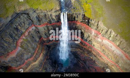 Vogelperspektive des Hengifss-Wasserfalls in island Stockfoto