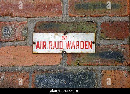 Schild des Air RAID Warden ww2 am Saint Fagans National Museum of History, Cardiff. Oktober/November 2022 Stockfoto