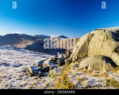 Blick in Richtung Great End von Eagle Crag, Borrowdale an einem frostigen Morgen, Lake District, Großbritannien. Stockfoto