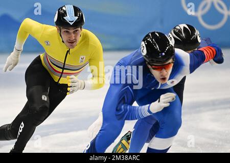 Die belgische Kurzstreckenläuferin Stijn Desmet (L) wurde während des Viertelfinals der Kurzstreckenlaufbahn 500m der Männer bei den Olympischen Winterspielen 2022 in Peking, China, am Sonntag, den 13. Februar 2022 in Aktion gezeigt. Die Olympischen Winterspiele finden vom 4. Februar bis zum 20. Februar 2022 statt. BELGA FOTO LAURIE DIEFFEMBACQ Stockfoto