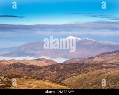 Blick in Richtung Skiddaw von Eagle Crag in Borrowdale an einem frostigen Morgen, Lake District, Großbritannien. Stockfoto