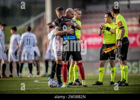 Rwdm's Nicolas Rommens und Deinze's Denis Prychynenko wurden vor einem Fußballspiel zwischen RWD Molenbeek und KMSK Deinze am Sonntag, den 13. Februar 2022, in Brüssel am 20. Tag der zweiten Spielrunde der "1B Pro League" der belgischen Fußballmeisterschaft vorgestellt. BELGA FOTO FILIP LANSZWEERT Stockfoto