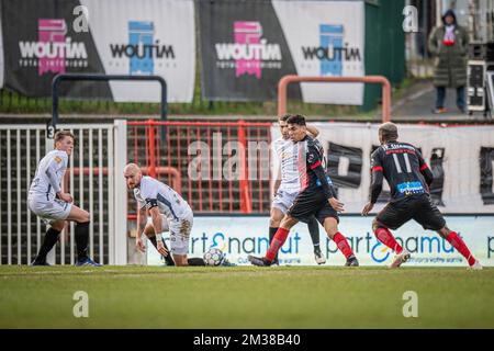 Rwdms Spieler, Deinzes Spieler, Denis Prychynenko von Deinze, Igor De Camargo von Rwdm und Thomas Ephestion von Rwdm kämpfen um den Ball während eines Fußballspiels zwischen RWD Molenbeek und KMSK Deinze, Sonntag, den 13 1B. Februar 2022 in Brüssel, am 20. Tag der zweiten Fußballmeisterschaft der belgischen Pro League. BELGA FOTO FILIP LANSZWEERT Stockfoto