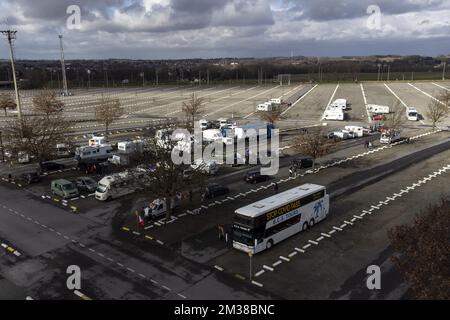 Dieses Drohnenbild zeigt nur sehr wenige Fahrzeuge, die am Montag, den 14. Februar 2022 in Brüssel, auf dem Parkplatz C des ausstellungsgebiets Heizel - Heysel für eine Protestaktion gegen Corona-Maßnahmen auftauchen, bei denen die Menschen aufgefordert werden, die Hauptstadt mit ihren Fahrzeugen zu blockieren. Der selbsternannte „Freiheitskonvoi“ (Convoi de la Liberte - vrijheidskonvooi) ist die belgische Version des kanadischen Lkw-Protests gegen Impfstoffe, das Covid-Safe-Ticket und breitere regierungsfeindliche Stimmung. BELGA FOTO DIRK WAEM Stockfoto