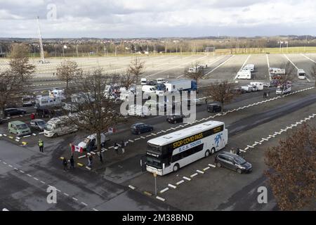 Dieses Drohnenbild zeigt nur sehr wenige Fahrzeuge, die am Montag, den 14. Februar 2022 in Brüssel, auf dem Parkplatz C des ausstellungsgebiets Heizel - Heysel für eine Protestaktion gegen Corona-Maßnahmen auftauchen, bei denen die Menschen aufgefordert werden, die Hauptstadt mit ihren Fahrzeugen zu blockieren. Der selbsternannte „Freiheitskonvoi“ (Convoi de la Liberte - vrijheidskonvooi) ist die belgische Version des kanadischen Lkw-Protests gegen Impfstoffe, das Covid-Safe-Ticket und breitere regierungsfeindliche Stimmung. BELGA FOTO DIRK WAEM Stockfoto