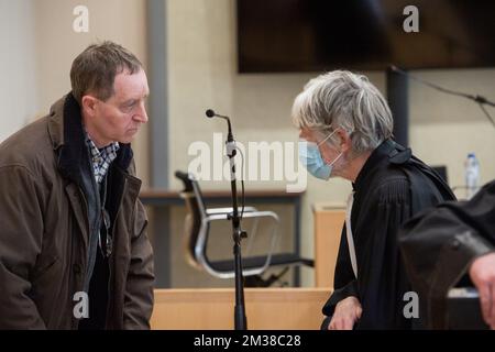 Der Angeklagte Karel B. (L) und Rechtsanwalt Alex Vanbets (R), die während der Juristenverfassung für das Assizes-Verfahren gegen Karel B. vor dem Gericht Limburg in Tongeren am Dienstag, den 15. Februar 2022, abgebildet wurden. Zehn Monate nach dem Tod seiner Frau Annick Haesevoets landete Karel B. am 7. Februar 2017 im Gefängnis. Erst dann wurde klar, warum die Frau im April 2016 gestorben war. Ein Glas Tiramisu, das sie gegessen hatte, stellte sich heraus, dass es große Dosen von Resten von Medikamenten, einschließlich Schlaftabletten, enthielt. Der Mann leugnet seine Beteiligung vehement. Seit Februar 2018 durfte er mit einem Knöchel nach Hause gehen Stockfoto