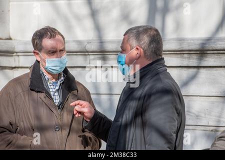 Der Angeklagte Karel B. und Rechtsanwalt Guillaume 'Billy' Reynders (R) bildeten sich vor der Juryverfassung für den Asceser Prozess von Karel B. vor dem Assizessionsgericht Limburg in Tongeren am Dienstag, den 15. Februar 2022. Zehn Monate nach dem Tod seiner Frau Annick Haesevoets landete Karel B. am 7. Februar 2017 im Gefängnis. Erst dann wurde klar, warum die Frau im April 2016 gestorben war. Ein Glas Tiramisu, das sie gegessen hatte, stellte sich heraus, dass es große Dosen von Resten von Medikamenten, einschließlich Schlaftabletten, enthielt. Der Mann leugnet seine Beteiligung vehement. Seit Februar 2018 durfte er mit nach Hause gehen Stockfoto